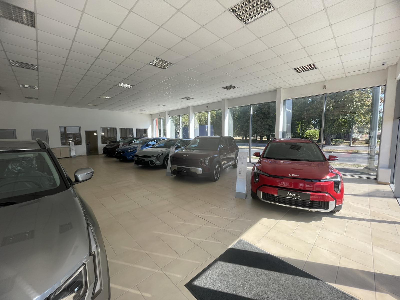 Нови автомобили KIA, изложени в шоурума на ДИСИКОМ