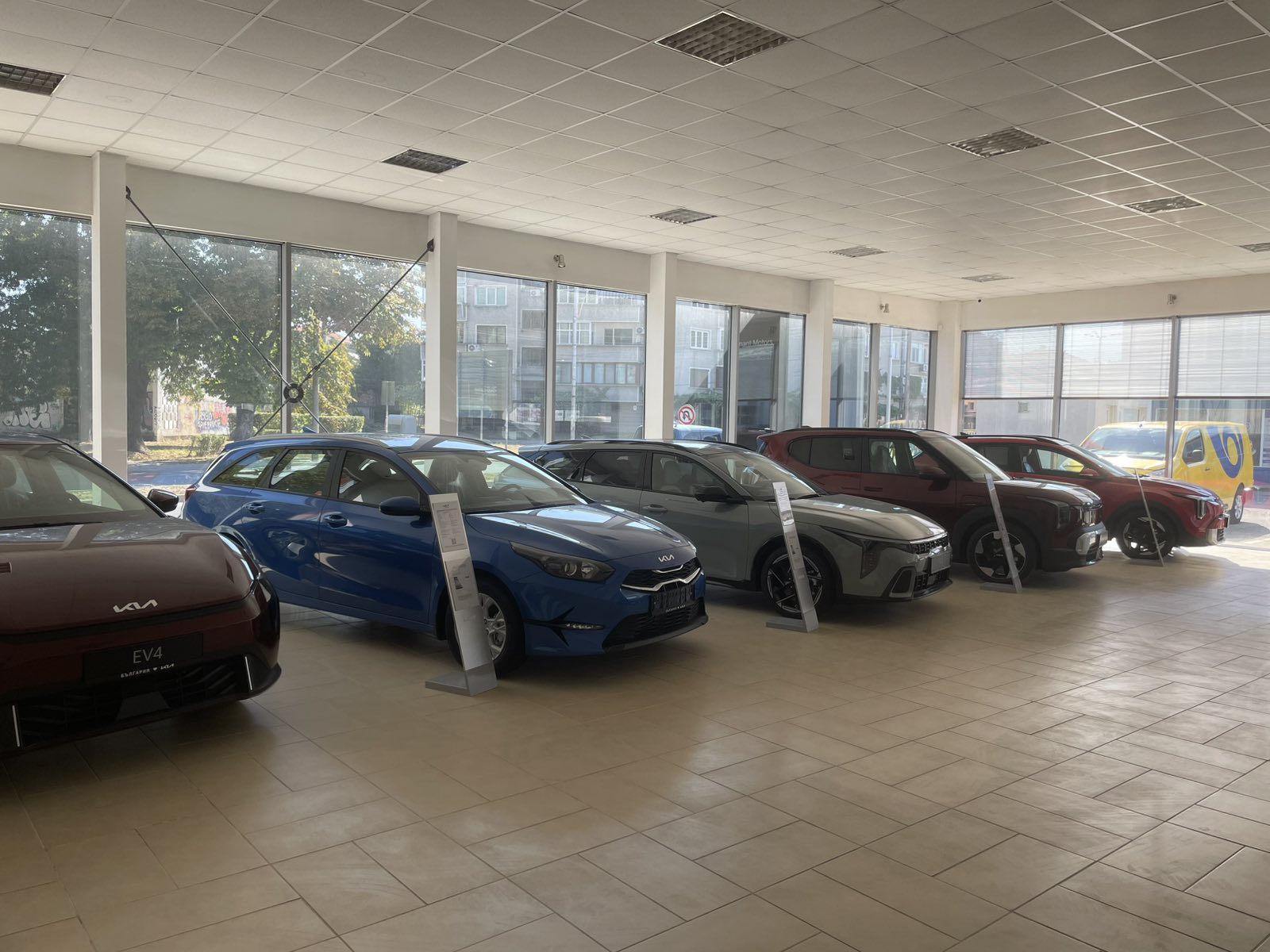 Гама от нови автомобили KIA в представителството
